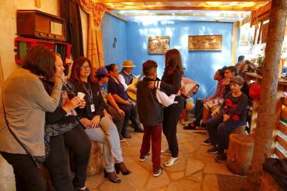  PORTO ALEGRE, RS, BRASIL 19/09/2019 - Professores e pais de alunos do Ensino Fundamental da Escola Estadual William Richard Schisler (Visconde do Herval, 970) montaram um piquete dentro da escola para as festividades de setembro. (FOTO: ROBINSON ESTRÁSULAS/AGÊNCIA RBS)