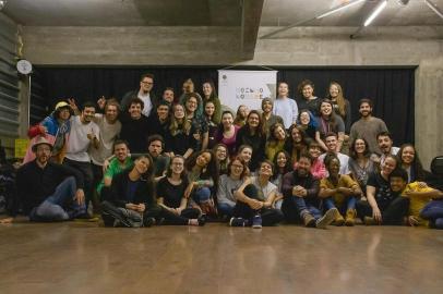 Cantora moçambicana Lenna Bhaule é a atraçaõ convidada para a estreia do espetáculo Nômade, do Coro Juvenil Moinho/UCS. Na foto,  grupo reunido com a cantora e a regente Cristiane Ferronatto. 