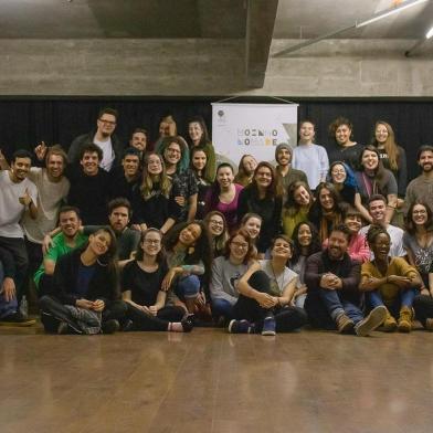 Cantora moçambicana Lenna Bhaule é a atraçaõ convidada para a estreia do espetáculo Nômade, do Coro Juvenil Moinho/UCS. Na foto,  grupo reunido com a cantora e a regente Cristiane Ferronatto. 