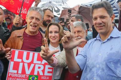 Chico Buarque e Carol Proner após visita ao ex-presidente Lula na tarde desta quinta-feira. Fernando Haddad e Celso Amorim também visitaram o ex-presidente.  Fotos: Ricardo Stuckert/Instituto Lula/Divulgação