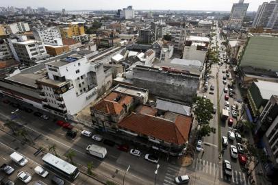 PORTO ALEGRE, RS, BRASIL, 19-09-2019: Esquina das avenidas Farrapos e São Pedro. O Hands On 4D é um projeto da prefeitura e parceiros via Pacto Alegre que pretende tornar um quadrilátero de duas quadras no 4º Distrito em um laboratório de inovação urbana. A ideia é que lâmpadas, lixeiras, bocas de lobo, paradas de ônibus e outros equipamentos sejam testados ali antes de replicados na cidade. A área fica entre as avenidas Farrapos, São Pedro, São Paulo e a rua Moura Azevedo. (Foto: Mateus Bruxel / Agência RBS)Indexador: Mateus Bruxel