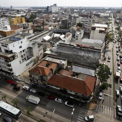 PORTO ALEGRE, RS, BRASIL, 19-09-2019: Esquina das avenidas Farrapos e São Pedro. O Hands On 4D é um projeto da prefeitura e parceiros via Pacto Alegre que pretende tornar um quadrilátero de duas quadras no 4º Distrito em um laboratório de inovação urbana. A ideia é que lâmpadas, lixeiras, bocas de lobo, paradas de ônibus e outros equipamentos sejam testados ali antes de replicados na cidade. A área fica entre as avenidas Farrapos, São Pedro, São Paulo e a rua Moura Azevedo. (Foto: Mateus Bruxel / Agência RBS)Indexador: Mateus Bruxel