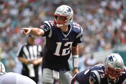 New England Patriots v Miami DolphinsMIAMI, FL - SEPTEMBER 15: Tom Brady #12 of the New England Patriots points to the defense during the third quarter of the game against the Miami Dolphins at Hard Rock Stadium on September 15, 2019 in Miami, Florida.   Eric Espada/Getty Images/AFPEditoria: SPOLocal: MiamiIndexador: Eric EspadaSecao: American FootballFonte: GETTY IMAGES NORTH AMERICAFotógrafo: STR