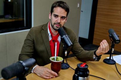  PORTO ALEGRE, RS, BRASIL, 20/09/2019- Governador Eduardo Leite no programa atualidades da Rádio Gaúcha, apresentado por Rosane de Oliveira, Andressa Xavier.(FOTOGRAFO: FERNANDO GOMES / AGENCIA RBS)