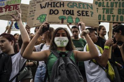  People holding placards reading messages for the safeguard of the environment take part in a demonstration rally in front of the Greek Parliament during the Fridays for climate to protest against climate change in in Athens on September 20, 2019. (Photo by ANGELOS TZORTZINIS / AFP)Editoria: SCILocal: AthensIndexador: ANGELOS TZORTZINISSecao: weather scienceFonte: AFPFotógrafo: STR