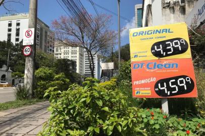 PORTO ALEGRE, RS, BRASIL - 20/09/2019: Postos de combustíveis repassam aumento do litro da gasolina. 