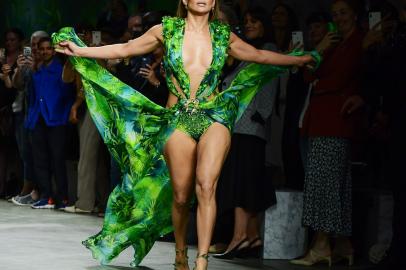 Jennifer Lopez desfile da Versace