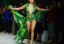 Jennifer Lopez brilha em desfile da Versace usando nova versão do famoso vestido verde