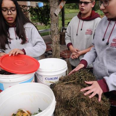 CAXIAS DO SUL, RS, BRASIL (19/09/2019)Estudantes da Escola Família Agrícola da Serra (Efaserra) criaram um modelo de composteira para compostagem urbana. O projeto será apresentado na Feira Ecológica de Caxias do Sul.A ação é coordenada pela professora Heloísa Camello, dentro da disciplina de agroecologia e ecossistemas, produção vegetal e solos e adubação.Os estudantes participantes: Renata Lozz, 15, de Boa Vista do Sul; Eduardo Klein, 16, Feliz; e Flávia Bernardi Rankrappes, 16, de Caxias do Sul. (Antonio Valiente/Agência RBS)