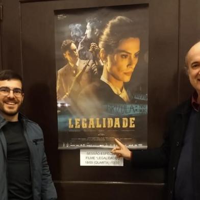 Vereadores Rafael Bueno e Gustavo Toigo, do PDT, na sessão do filme Legalidade