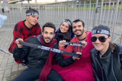 Fãs se concentram na Arena do Grêmio para show de Sandy e Junior