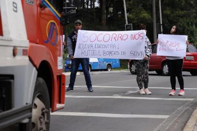  CAXIAS DO SUL, RS, BRASIL (21/09/2019)Familiares da menina Rutiele Borges da Silva, 16, que está desaparecida desde segunda-feira, fizeram uma manifestação neste sábado para pedir apoio da comunidade nas buscas pela menina. A ação, com cartazes, foi feita na BR-116, em frente à PICS, em Caxias do Sul. Conversamos com a mãe da menina, Roseli Fonseca Borges, 40. (Antonio Valiente/Agência RBS)