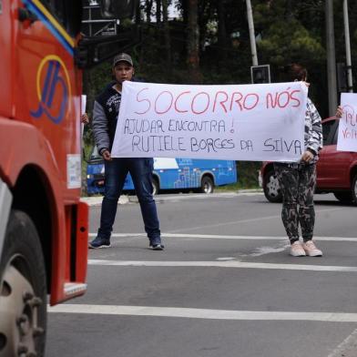  CAXIAS DO SUL, RS, BRASIL (21/09/2019)Familiares da menina Rutiele Borges da Silva, 16, que está desaparecida desde segunda-feira, fizeram uma manifestação neste sábado para pedir apoio da comunidade nas buscas pela menina. A ação, com cartazes, foi feita na BR-116, em frente à PICS, em Caxias do Sul. Conversamos com a mãe da menina, Roseli Fonseca Borges, 40. (Antonio Valiente/Agência RBS)