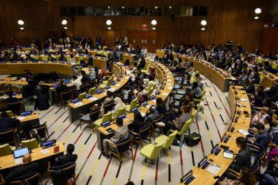 People take part in the Climate Action Summit at the first United Nations Youth Climate Summit on September 21, 2019 in New York City. - The Youth Climate Summit is intended to bring together young activists who are committed to combating climate change. (Photo by Johannes EISELE / AFP)