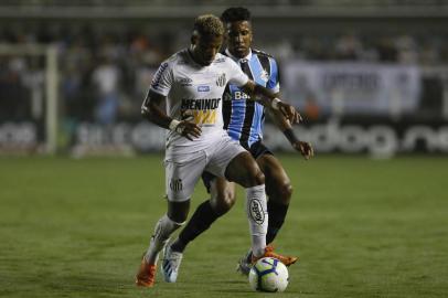 Santos x GrêmioSANTOS, SP - 21.09.2019: SANTOS X GREMIO - Marinho e Cortez do Gremio durante jogo entre Santos x Grêmio realizado no Estádio Urbano Caldeira, a Vila Belmiro, em Santos, SP. A partida é válida pela 20ª rodada do Campeonato Brasileiro 2019. (Foto: Ricardo Moreira/Fotoarena/Lancepress!)Editoria: SPOIndexador: Ricardo MoreiraFonte: Agência Lancepress!