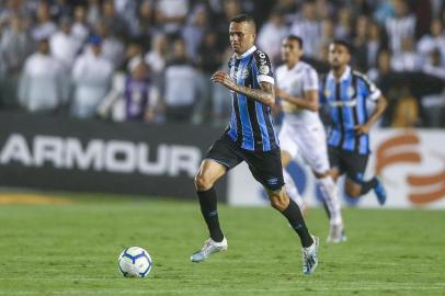 Gremio x SantosRS - FUTEBOL/CAMPEONATO BRASILEIRO 2019 /GREMIO X SANTOS - ESPORTES - Lance da partida entre Santos e Gremio disputada na noite deste sabado, na Vila Belmiro, em Santos, em partida valida pela Campeonato Brasileiro 2019. FOTO: LUCAS UEBEL/GREMIO FBPA, LuanEditoria: SPOIndexador: Lucas UebelSecao: futebolFonte: Gremio.netFotógrafo: Gremio x Santos