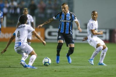 Gremio x SantosRS - FUTEBOL/CAMPEONATO BRASILEIRO 2019 /GREMIO X SANTOS - ESPORTES - Lance da partida entre Santos e Gremio disputada na noite deste sabado, na Vila Belmiro, em Santos, em partida valida pela Campeonato Brasileiro 2019. FOTO: LUCAS UEBEL/GREMIO FBPA, EvertonEditoria: SPOIndexador: Lucas UebelSecao: futebolFonte: Gremio.netFotógrafo: Gremio x Santos