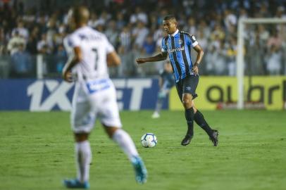 Gremio x SantosRS - FUTEBOL/CAMPEONATO BRASILEIRO 2019 /GREMIO X SANTOS - ESPORTES - Lance da partida entre Santos e Gremio disputada na noite deste sabado, na Vila Belmiro, em Santos, em partida valida pela Campeonato Brasileiro 2019. FOTO: LUCAS UEBEL/GREMIO FBPA, David BrazEditoria: SPOIndexador: Lucas UebelSecao: futebolFonte: Gremio.netFotógrafo: Gremio x Santos