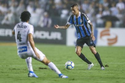 Gremio x SantosRS - FUTEBOL/CAMPEONATO BRASILEIRO 2019 /GREMIO X SANTOS - ESPORTES - Lance da partida entre Santos e Gremio disputada na noite deste sabado, na Vila Belmiro, em Santos, em partida valida pela Campeonato Brasileiro 2019. FOTO: LUCAS UEBEL/GREMIO FBPA, LuanEditoria: SPOIndexador: Lucas UebelSecao: futebolFonte: Gremio.netFotógrafo: Gremio x Santos