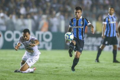 Gremio x SantosRS - FUTEBOL/CAMPEONATO BRASILEIRO 2019 /GREMIO X SANTOS - ESPORTES - Lance da partida entre Santos e Gremio disputada na noite deste sabado, na Vila Belmiro, em Santos, em partida valida pela Campeonato Brasileiro 2019. FOTO: LUCAS UEBEL/GREMIO FBPA,  matheus henriqueEditoria: SPOIndexador: Lucas UebelSecao: futebolFonte: Gremio.netFotógrafo: Gremio x Santos