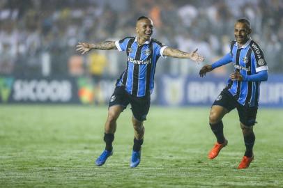 Gremio x SantosRS - FUTEBOL/CAMPEONATO BRASILEIRO 2019 /GREMIO X SANTOS - ESPORTES - Lance da partida entre Santos e Gremio disputada na noite deste sabado, na Vila Belmiro, em Santos, em partida valida pela Campeonato Brasileiro 2019. FOTO: LUCAS UEBEL/GREMIO FBPA, evertonEditoria: SPOIndexador: Lucas UebelSecao: futebolFonte: Gremio.netFotógrafo: Gremio x Santos