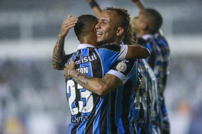 Gremio x SantosRS - FUTEBOL/CAMPEONATO BRASILEIRO 2019 /GREMIO X SANTOS - ESPORTES - Lance da partida entre Santos e Gremio disputada na noite deste sabado, na Vila Belmiro, em Santos, em partida valida pela Campeonato Brasileiro 2019. FOTO: LUCAS UEBEL/GREMIO FBPA, everton, alissonEditoria: SPOIndexador: Lucas UebelSecao: futebolFonte: Gremio.netFotógrafo: Gremio x Santos