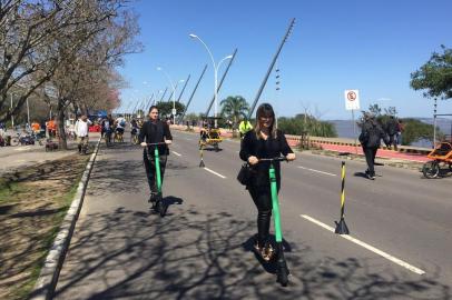 Ação da Empresa Pública de Transporte e Circulação (EPTC) pelo Dia Mundial Sem Carro conscientiza sobre segurança no trânsito para usuários de patinetes, na avenida Edvaldo Pereira Paiva, próximo ao Gasômetro. Irmãs de Rio Grande, Josie Abrão, arquiteta, 36 anos, e Lian Abrão, farmacêutica, 34.