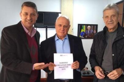 Ex-vice-prefeito Antonio Feldmann com o senador Lasier Martins (Podemos), em julho, entregando documento com as principais reivindicações de Caxias do Sul, reunidas no trabalho do Mobi Caxias.