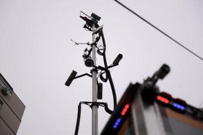  CAXIAS DO SUL, RS, BRASIL, 28/05/2019 - A Plataforma de Observação Especial do Departamento de Comando e Controle Integrado da Brigada Militar (Secretaria de Segurança Pública) está estacionado na calçada em frente à Igreja São Pelegrino. A estrutura veio de Porto Alegre para apoiar o trabalho da Brigada durante a Romaria de Caravaggio. Já que está na cidade, será usada temporariamente por aqui. Hoje, estava prevista operação especial conjunta contra a criminalidade (IGP, Trânsito, PRF, Guarda Municipal), porém, como o dia está com neblina, a operação foi adiada e ainda não tem nova data. O caminhão está disponível para receber quem quiser conhecer como funciona esse tipo de monitoramento. Há policiais no local para explicar. (Marcelo Casagrande/Agência RBS)