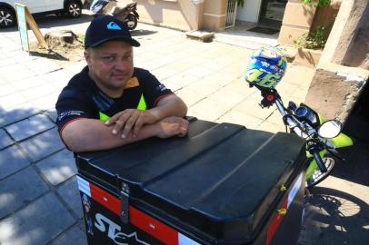  PORTO ALEGRE, RS, BRASIL,29/08/2019- Seis cruzamentos de Porto Alegre tem uma área destinada especialmente para as motos. Os chamados bolsões são espaços pintados no asfalto onde os motociclistas esperam o semáforo abrir à frente dos demais veículos. Na foto, cruzamentos da Avenida Goethe, com  Rua Mostardeiro. Everton Miranda. (FOTOGRAFO: TADEU VILANI / AGENCIA RBS)