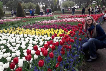 O Parque Keukenhof, também conhecido como o Jardim da Europa, fica perto de Lisse, na Holanda.Cerca de 7 milhões de bulbos são plantados anualmente.Visitar este parque é uma experiência incrível.Denise Grandi Dall Agnol BoniDe Porto Alegre, em maio de 2019