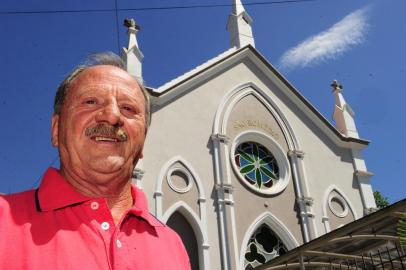  CAXIAS DO SUL, RS, BRASIL, 03/03/2015. Padre Roque Grazziotin em frente a uma imagem de São Romédio. No próximo sábado (07/03) haverá uma bênção dos animais em comemoração ao padroeiro da paróquia. (Porthus Junior/Pioneiro)Indexador:                                 