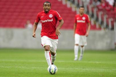 PORTO ALEGRE, RS, BRASIL - 02-08-2015 - Meia Anderson. Campeonato Brasileiro - 16ª Rodada, Inter x Chapecoense no estádio Beira-rio.FOTO:CARLOS MACEDO/AGÊNCIA RBS)