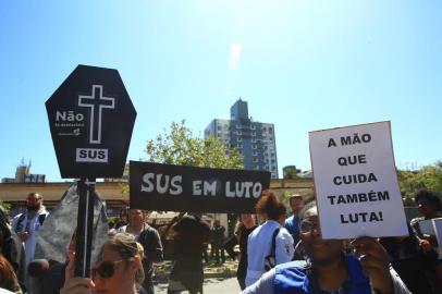  PORTO ALEGRE, RS, BRASIL,23/09/2019- Servidores fazem caminhada da Câmara de Vereadores até a Prefeitura de Porto Alegre em protesto contra extinção do Imesf (Insituto Municial de Estratégia de Saúde da Família). (FOTOGRAFO: TADEU VILANI / AGENCIA RBS)