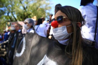  PORTO ALEGRE, RS, BRASIL,23/09/2019- Servidores fazem caminhada da Câmara de Vereadores até a Prefeitura de Porto Alegre em protesto contra extinção do Imesf (Insituto Municial de Estratégia de Saúde da Família). (FOTOGRAFO: TADEU VILANI / AGENCIA RBS)