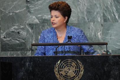 Presidente do Brasil, Dilma Rousseff, faz o discurso de abertura da 66ª Assembleia Geral da Organização das Nações Unidas (ONU), em Nova York.NEW YORK, NY - SEPTEMBER 21: Dilma Rousseff, President of Brazil, addresses the United Nations General Assembly on September 21, 2011 in New York City. The annual event, which is being dominated this year by the Palestinians bid for full membership, gathers more than 100 heads of state and government for high level meetings on nuclear safety, regional conflicts, health and nutrition and environment issues.   Spencer Platt/Getty Images/AFP