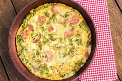  PORTO ALEGRE, RS, BRASIL - 16-09-2016 - Casa Destemperados. Ingredientes da primavera.  Fritatta de brócolis, com batata e calabresa (FOTO: OMAR FREITAS/AGÊNCIA RBS)Indexador: Omar Freitas