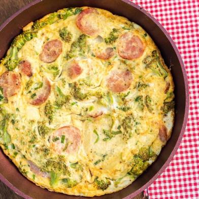  PORTO ALEGRE, RS, BRASIL - 16-09-2016 - Casa Destemperados. Ingredientes da primavera.  Fritatta de brócolis, com batata e calabresa (FOTO: OMAR FREITAS/AGÊNCIA RBS)Indexador: Omar Freitas