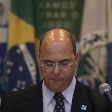 Rio de Janeiros Governor Wilson Witzel (C) gestures during a press conference in Rio de Janeiro, Brazil, on September 23, 2019, after eight-year-old Agatha Sales Felix died during a police operation at the Alemao complex slum. - Felix was killed by a stray bullet during a confrontation between alleged drug traffickers and police officers on September 21. (Photo by MAURO PIMENTEL / AFP)