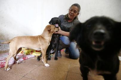  ALVORADA, RS, BRASIL - 2019.09.17 - Diário Gaucho mostrou a quantidade de animais que foram abandonados na ilha dos marinheiros após a saída de moradores em função da construção da ponte. Alguns deles foram resgatados por voluntários e estão para adoção. Na foto: Adriana Tavares (Foto: ANDRÉ ÁVILA/ Agência)Indexador: Andre Avila