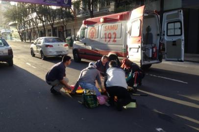 Idosa é atropelada no Centro de Caxias