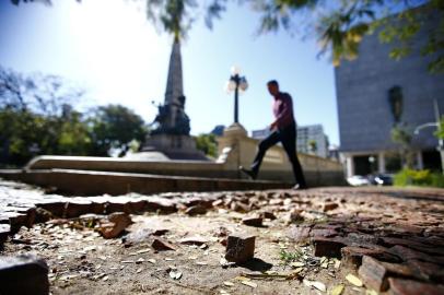  PORTO ALEGRE, RS, BRASIL, 23-09-2019: Praça da Matriz, no Centro Histórico de Porto Alegre, tem mau estado de conservação. Muitas depredações, ausência de jardinagem e buracos no passeio, são alguns dos problemas atuais (FOTO FÉLIX ZUCCO/AGÊNCIA RBS, Editoria de Porto Alegre).