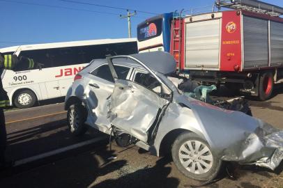 ELDORADO DO SUL, 24/09/2019, Mãe e filho morrem em acidente envolvendo carro, caminhão e ônibus na BR-290