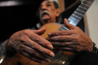  CAXIAS DO SUL, RS, BRASIL, 02/04/2019 - Violonista argentino radicado em Caxias do Sul, Dom Lucio Yanel apresenta o show Universo Pampa nesta quinta-feira, no Teatro Pedro Parenti (Casa da Cultura). (Marcelo Casagrande/Agência RBS)