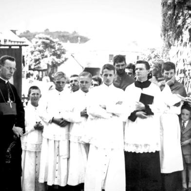 A imagem acima, pertencente ao acervo da professora aposentada Nuely Communello (a menina de véu, à direita, com 10 anos), traz o registro da visita do arcebispo Dom Vicente Scherer (à esquerda) ao distrito, em 1947. Aparecem ainda o escrivão distrital Afonso Pires, lendo o discurso, à direita), Antonio Damin, João Vitório Cavalli e, ao centro, com os braços cruzadas, o seminarista Leduvino Benedito Lazzarotto, ordenado padre em Santa Lúcia em 1962.  