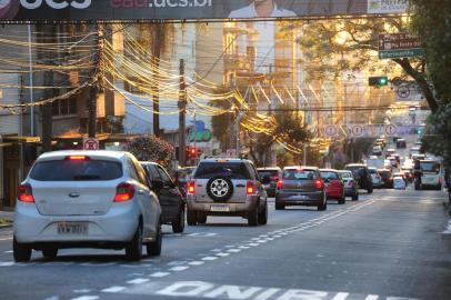  CAXIAS DO SUL, RS, BRASIL, 24/09/2019. Dia Nacional do Trãnsito é comemorado nesse dia 25/09. Na foto, trânsito no centro de Caxias, rua Pinheiro Machado esquina com Marrechal Floriano. (Porthus Junior/Agência RBS)