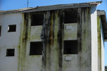  GRAVATIA;RS,BRASIL.2019,09,22.Minha casa minha vida,Condominio Florença em estado de ruina,com infiltrações,onde as berturas foram furtadas e telhas.(RONALDO BERANARDI/AGENCIA RBS).