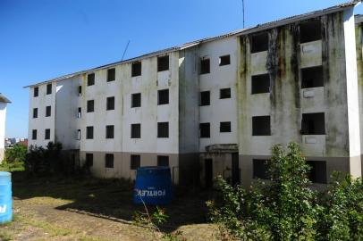  GRAVATIA;RS,BRASIL.2019,09,22.Minha casa minha vida,Condominio Florença em estado de ruina,com infiltrações,onde as berturas foram furtadas e telhas.(RONALDO BERANARDI/AGENCIA RBS).