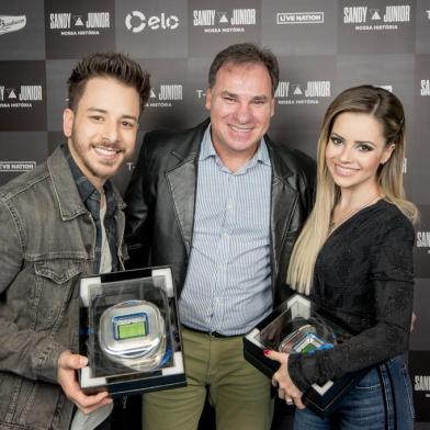 Presidente da Arena do Grêmio, Mauro Araújo, presenteou a dupla Sandy e Junior com uma maquete do complexo. 