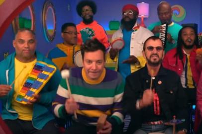 Ringo Starr toca Yellow Submarine com instrumentos de brinquedo no programa do Jimmy Fallon